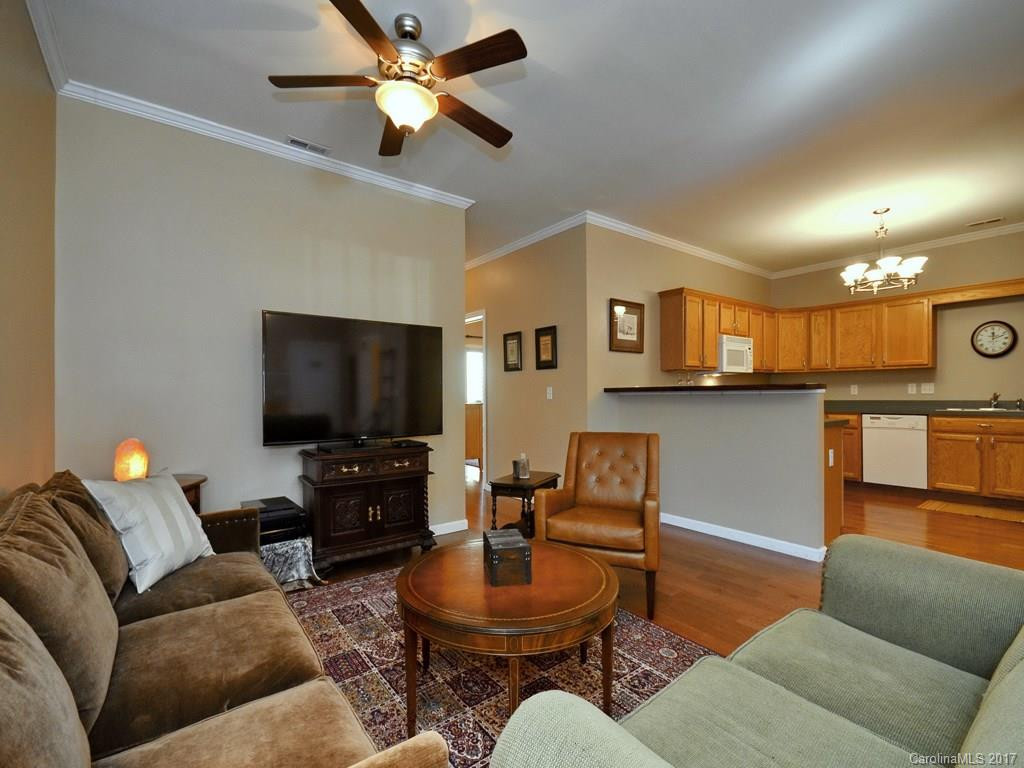 703 Villas Court #703 - Photo 3