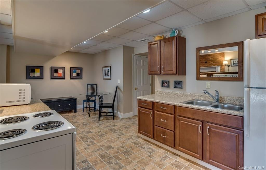2933 Collinsville Road - Photo 17