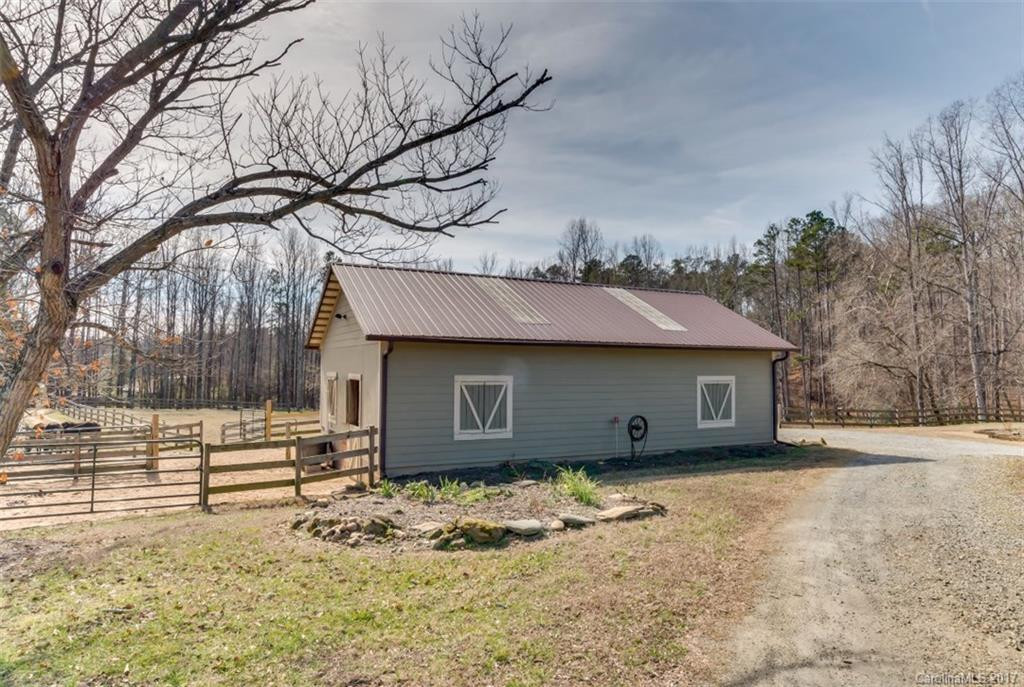 2933 Collinsville Road - Photo 21