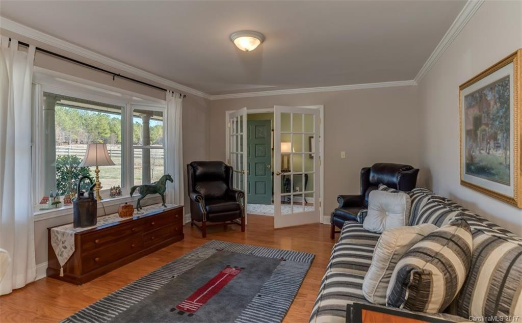 2933 Collinsville Road - Photo 4