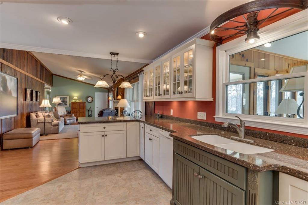 2933 Collinsville Road - Photo 7