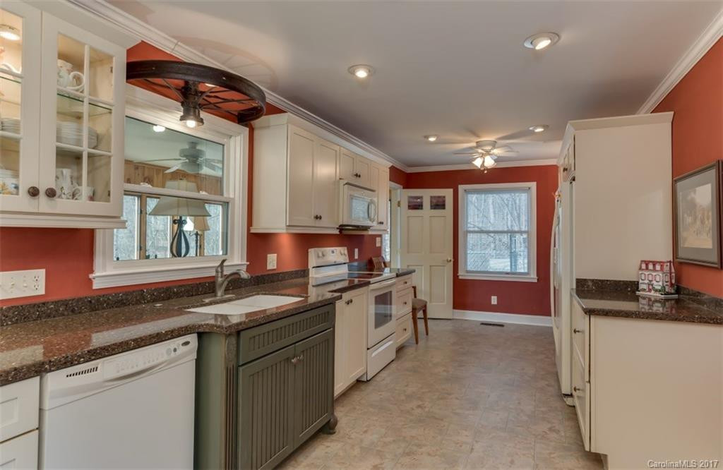2933 Collinsville Road - Photo 8