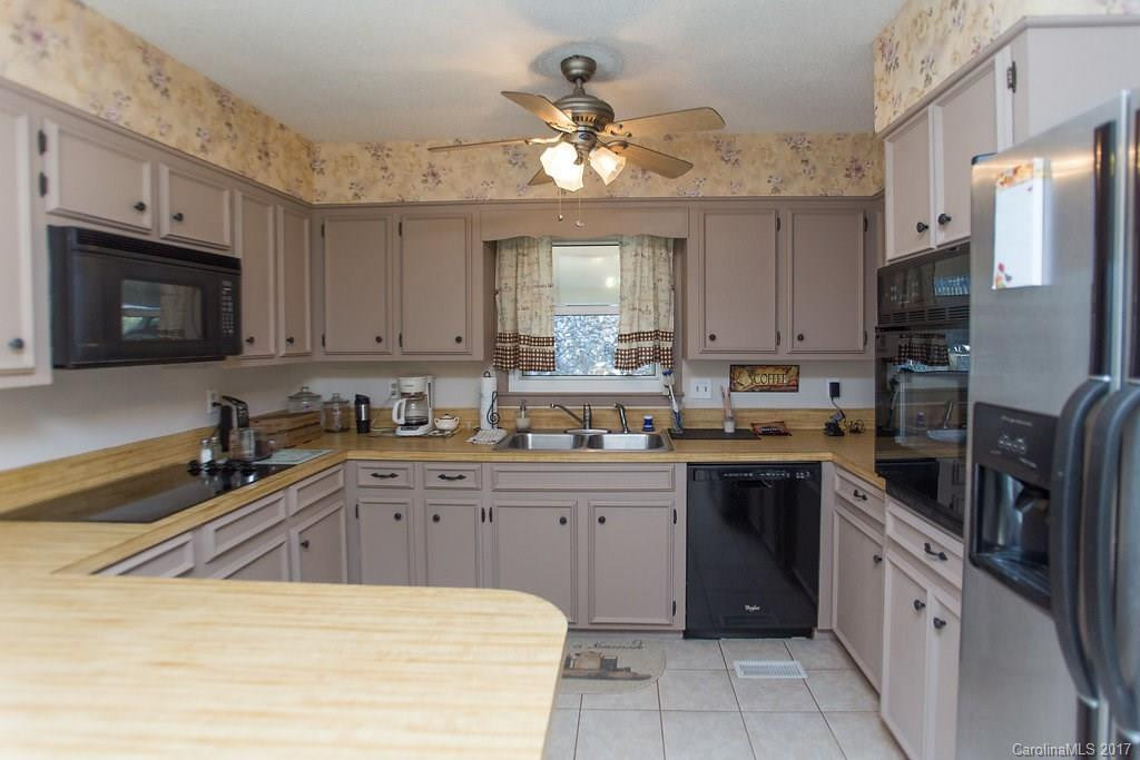 1005 Veterans Drive - Photo 11