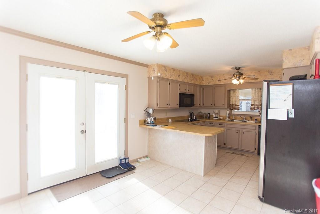 1005 Veterans Drive - Photo 8