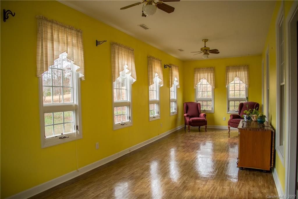 290 Linsay Lane - Photo 18