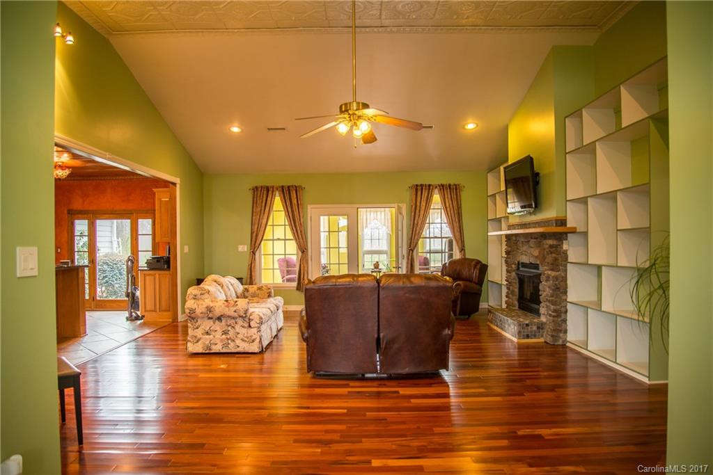 290 Linsay Lane - Photo 4