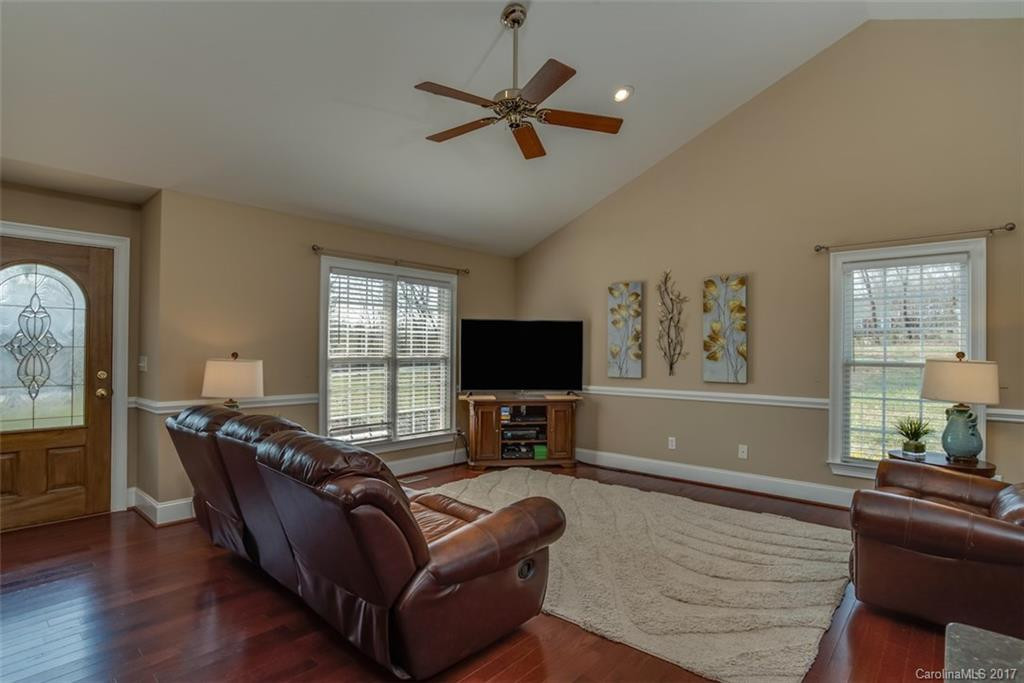 237 Valleyview Drive - Photo 4