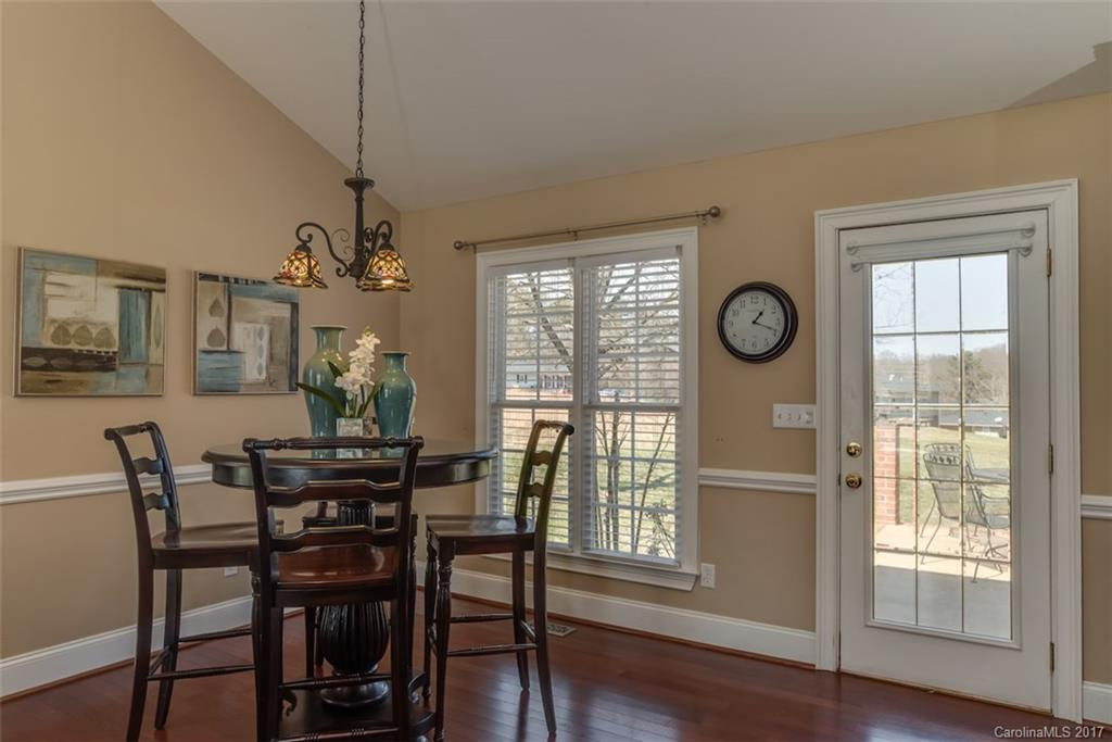 237 Valleyview Drive - Photo 5