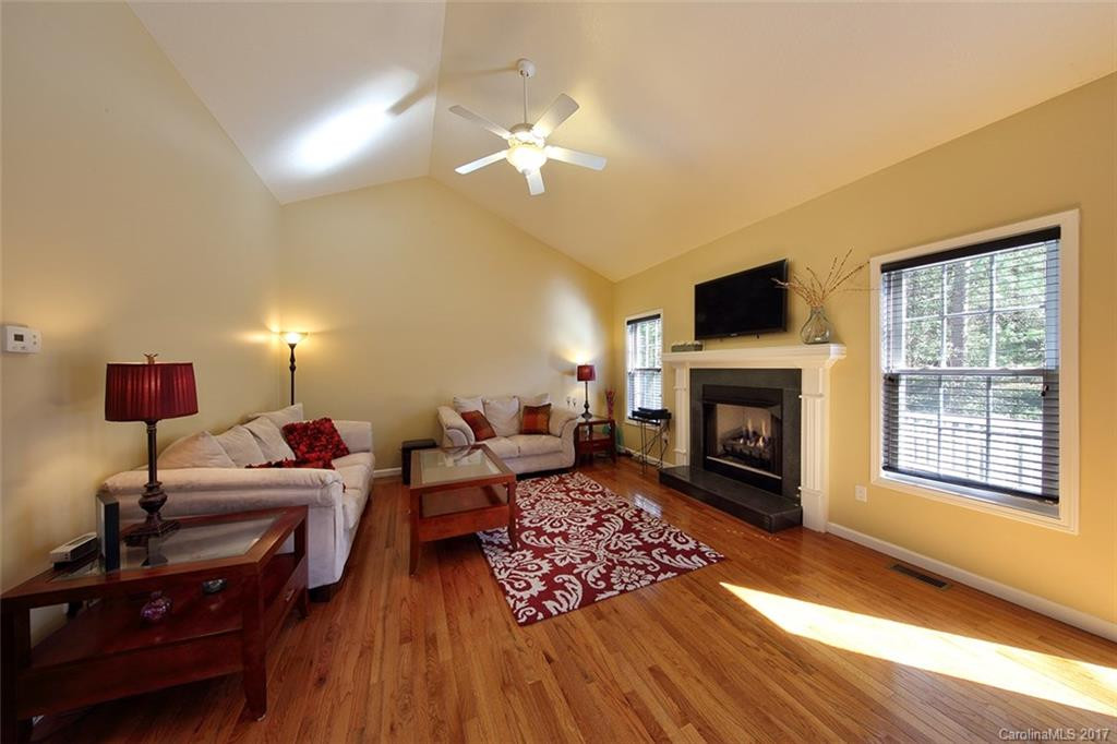 1734 Clairmont Drive - Photo 4