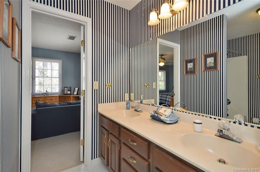 1026 Windsor Drive - Photo 15