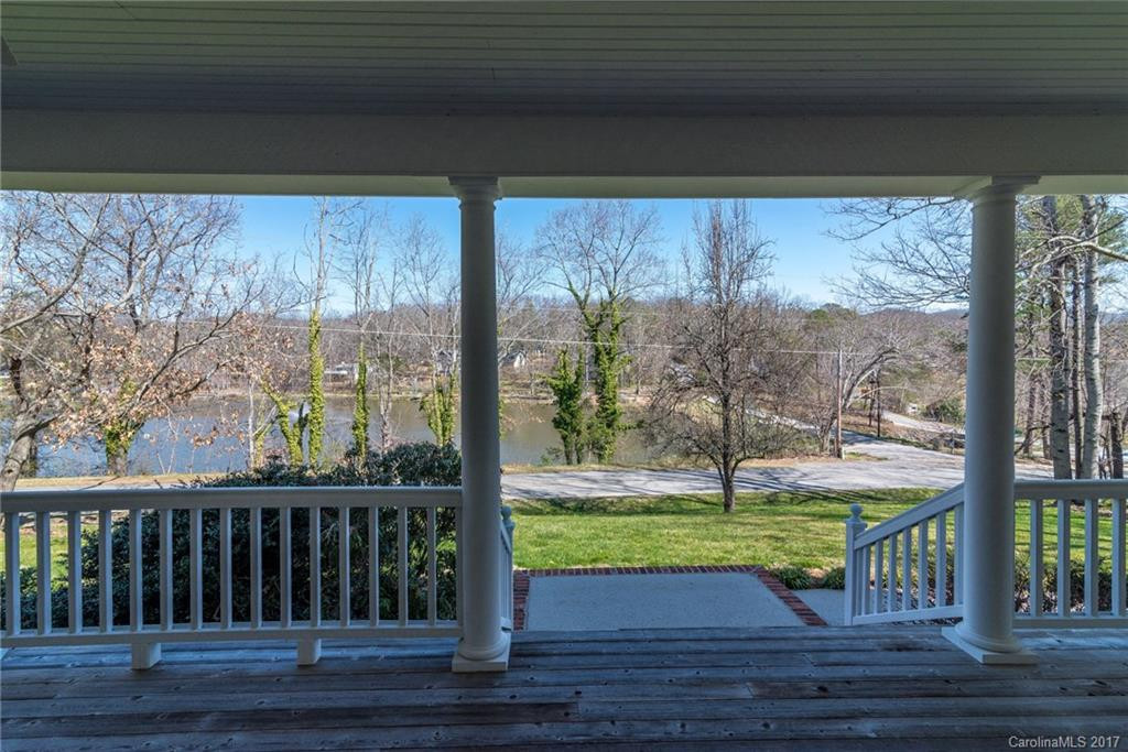 201 Tomahawk Avenue - Photo 2