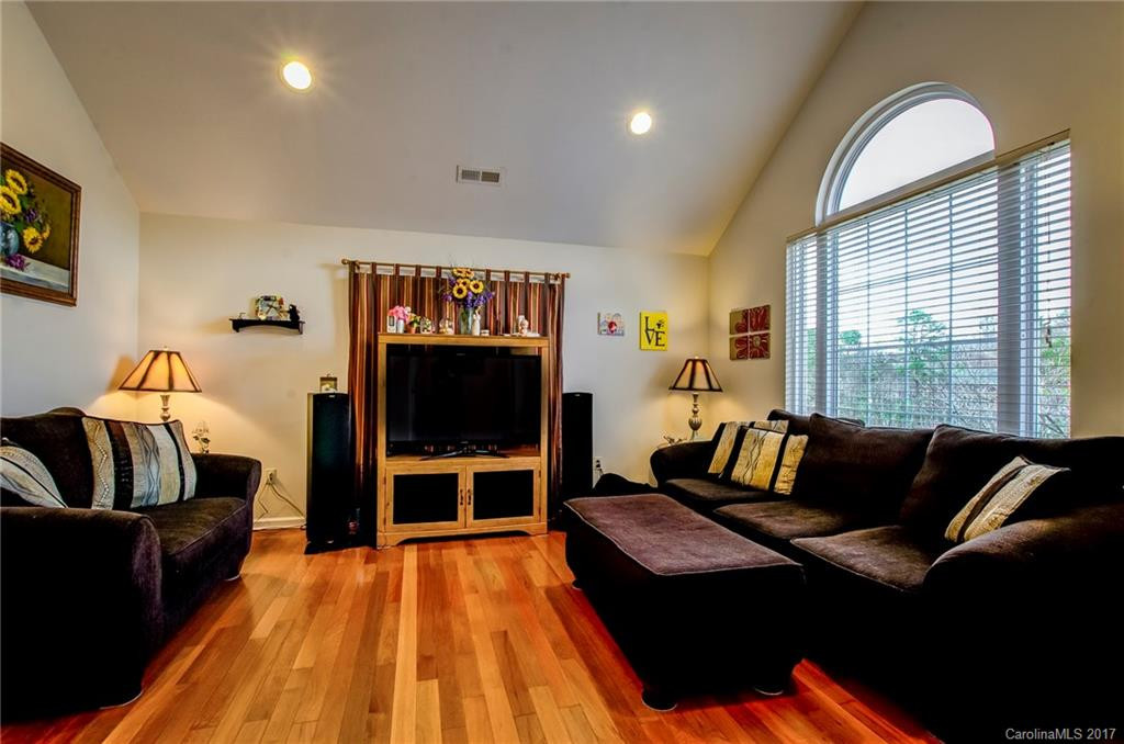 40 Meadowbrook Drive - Photo 4