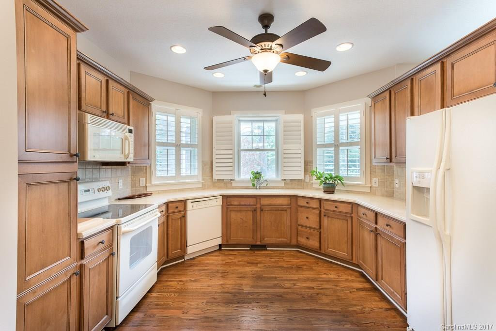 28 Olde Eastwood Village Boulevard - Photo 6