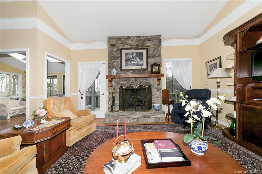 117 Continental Drive - Photo 3