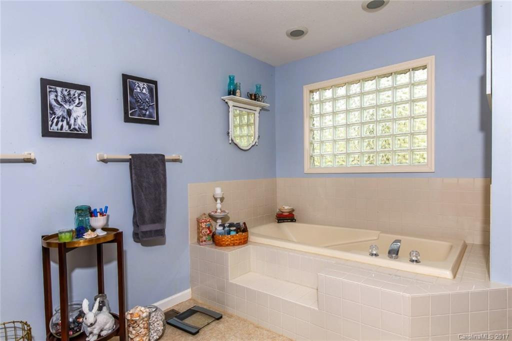 1012 Kanasgowa Drive - Photo 12