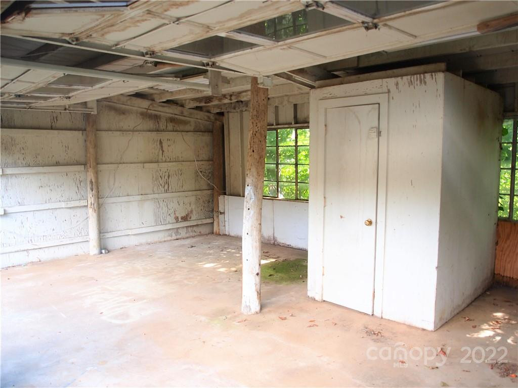 1521 Sulphur Springs Road - Photo 30