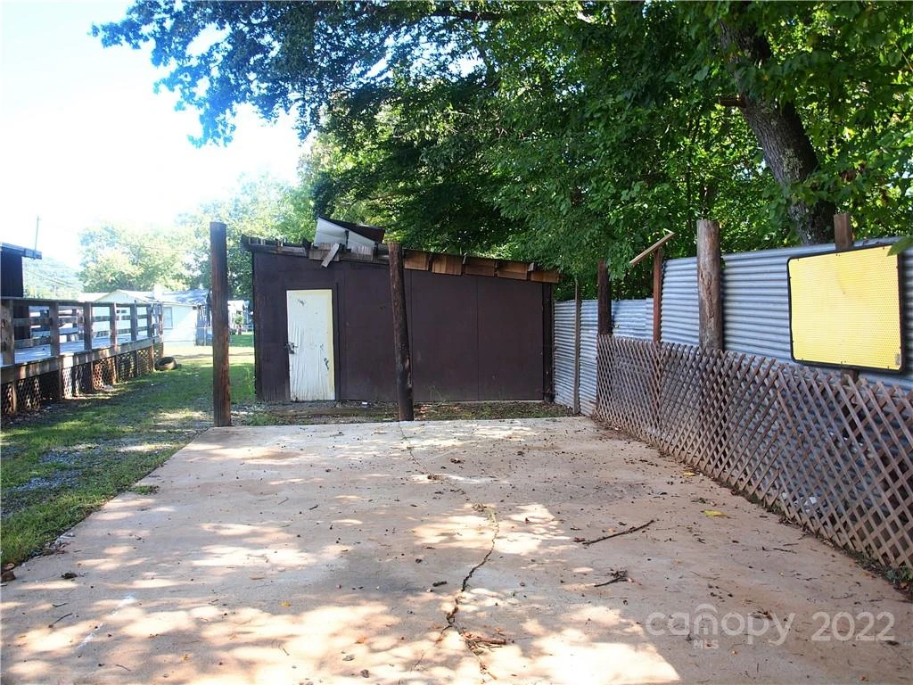 1521 Sulphur Springs Road - Photo 32