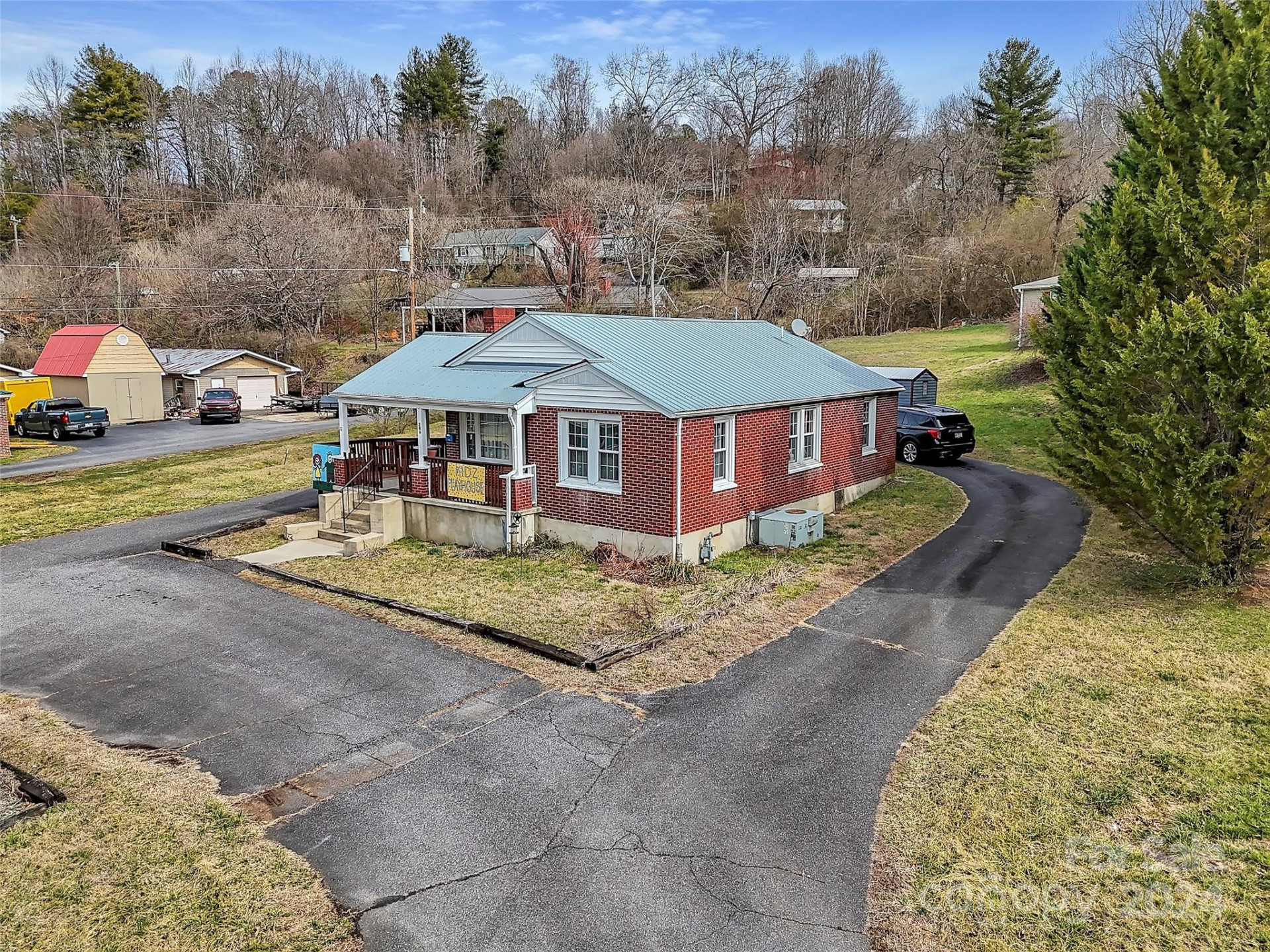 286 Skyland Drive - Photo 2