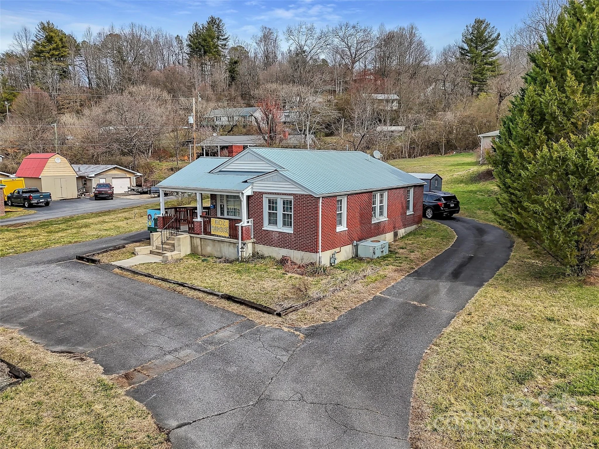 286 Skyland Drive - Photo 2