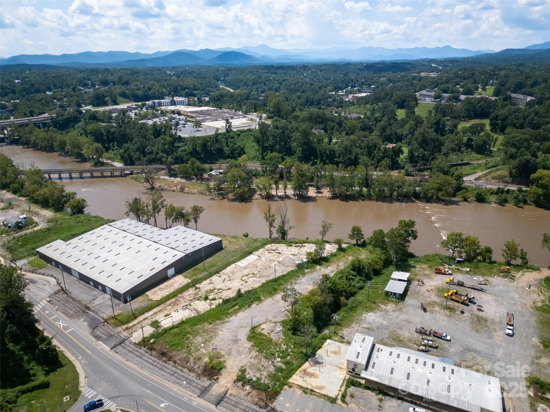 458 Riverside Drive - Photo 4