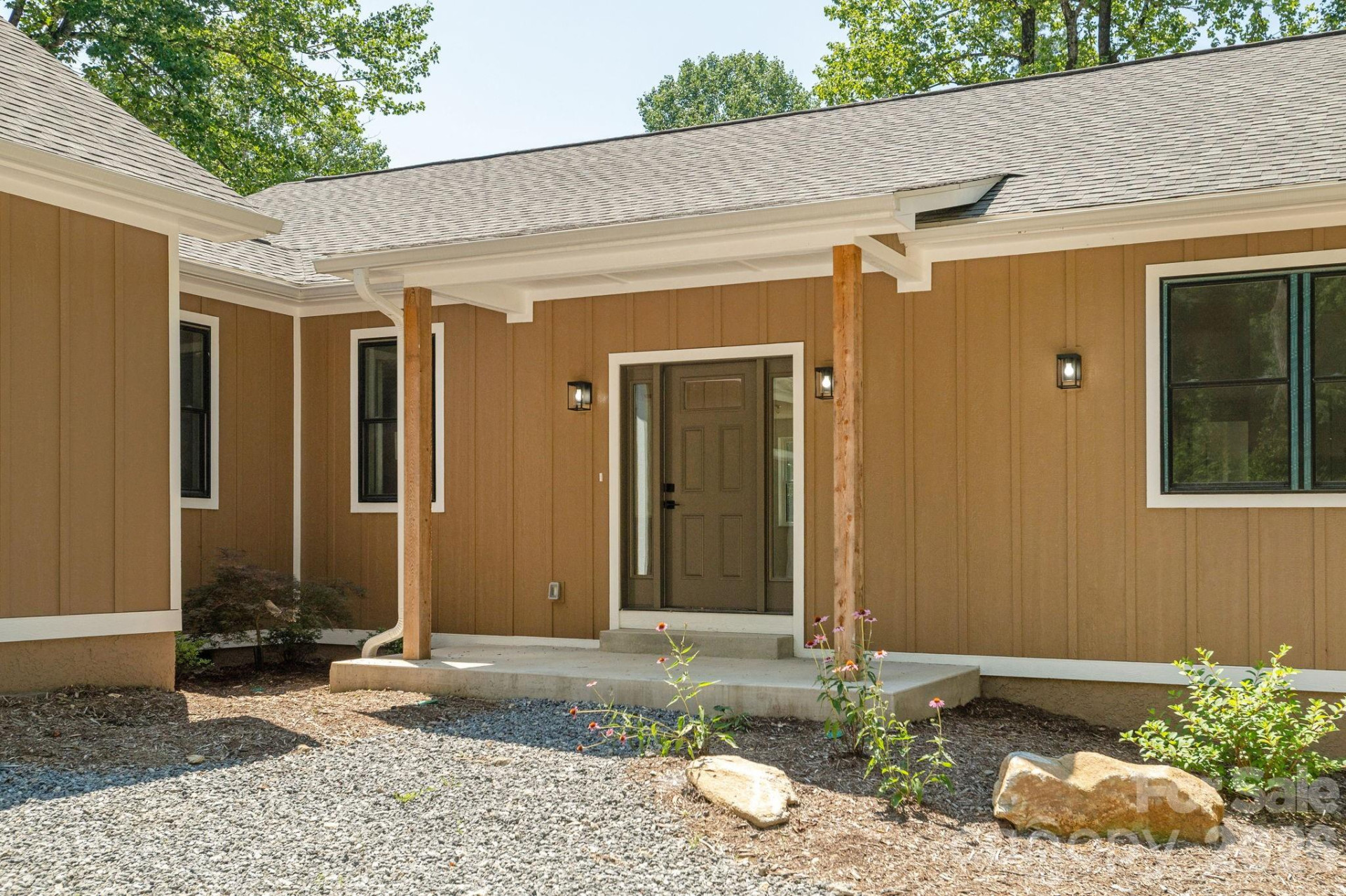 654 Hollybrook Drive - Photo 2