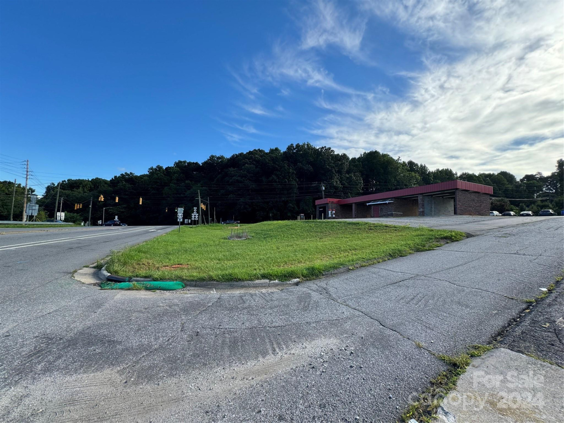 324 Sanford Drive - Photo 2