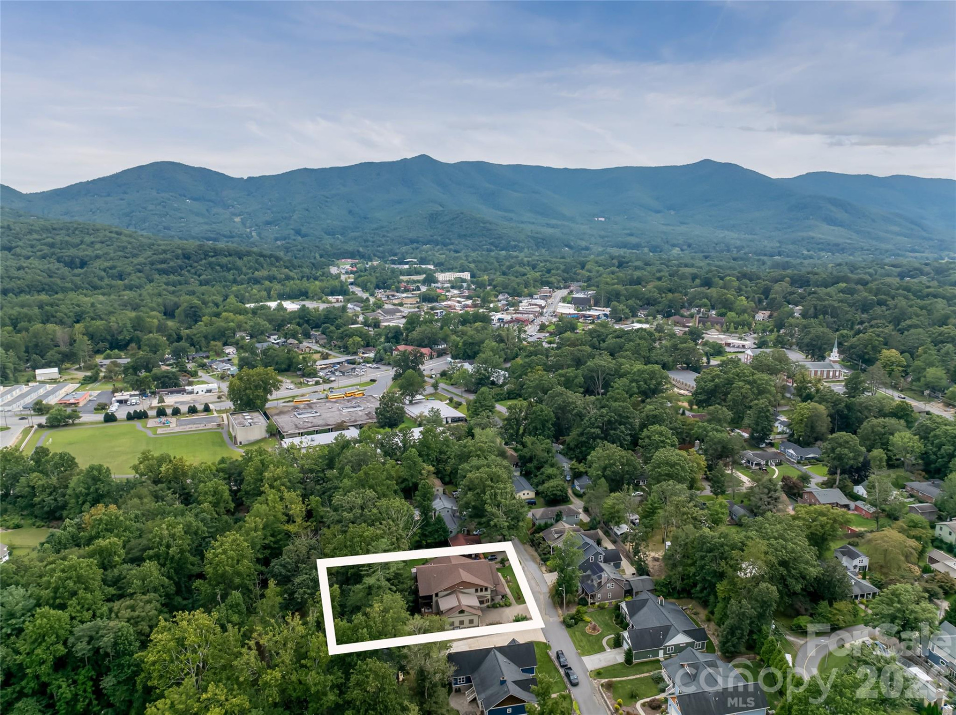 112 Louisa Street - Photo 2