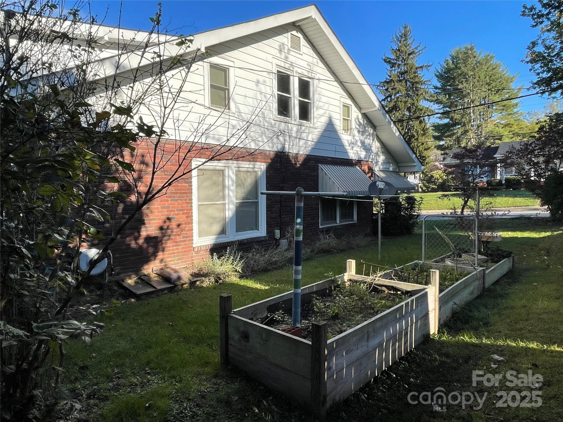 318 Academy Street - Photo 3