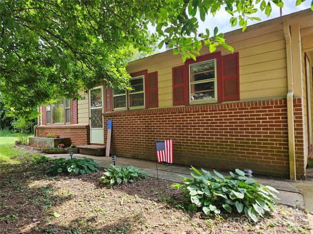 573 Uptons Landing Road