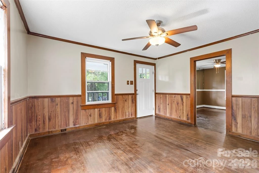 323 20th Street - Photo 8
