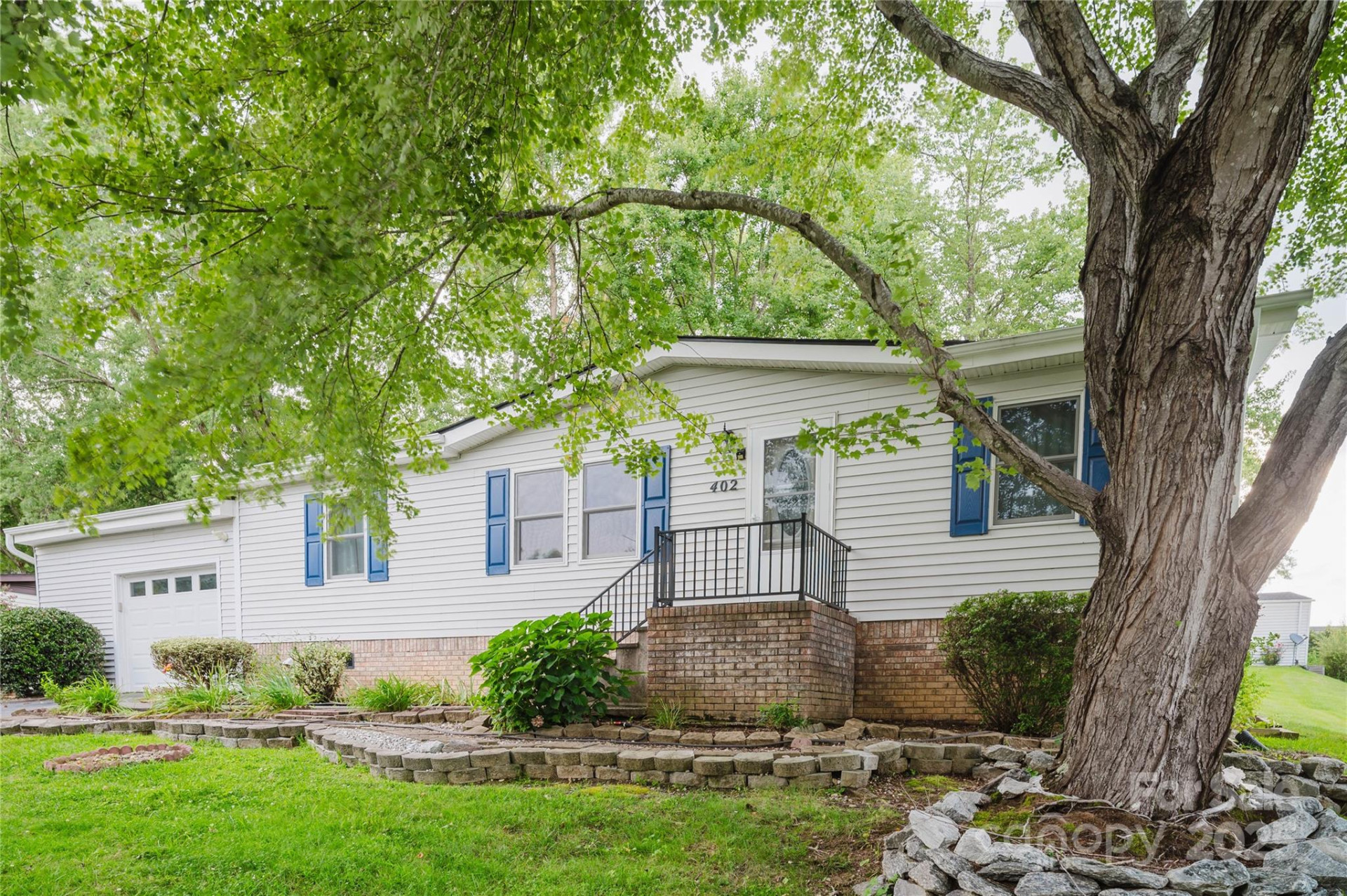 402 Deerfield Court - Photo 2