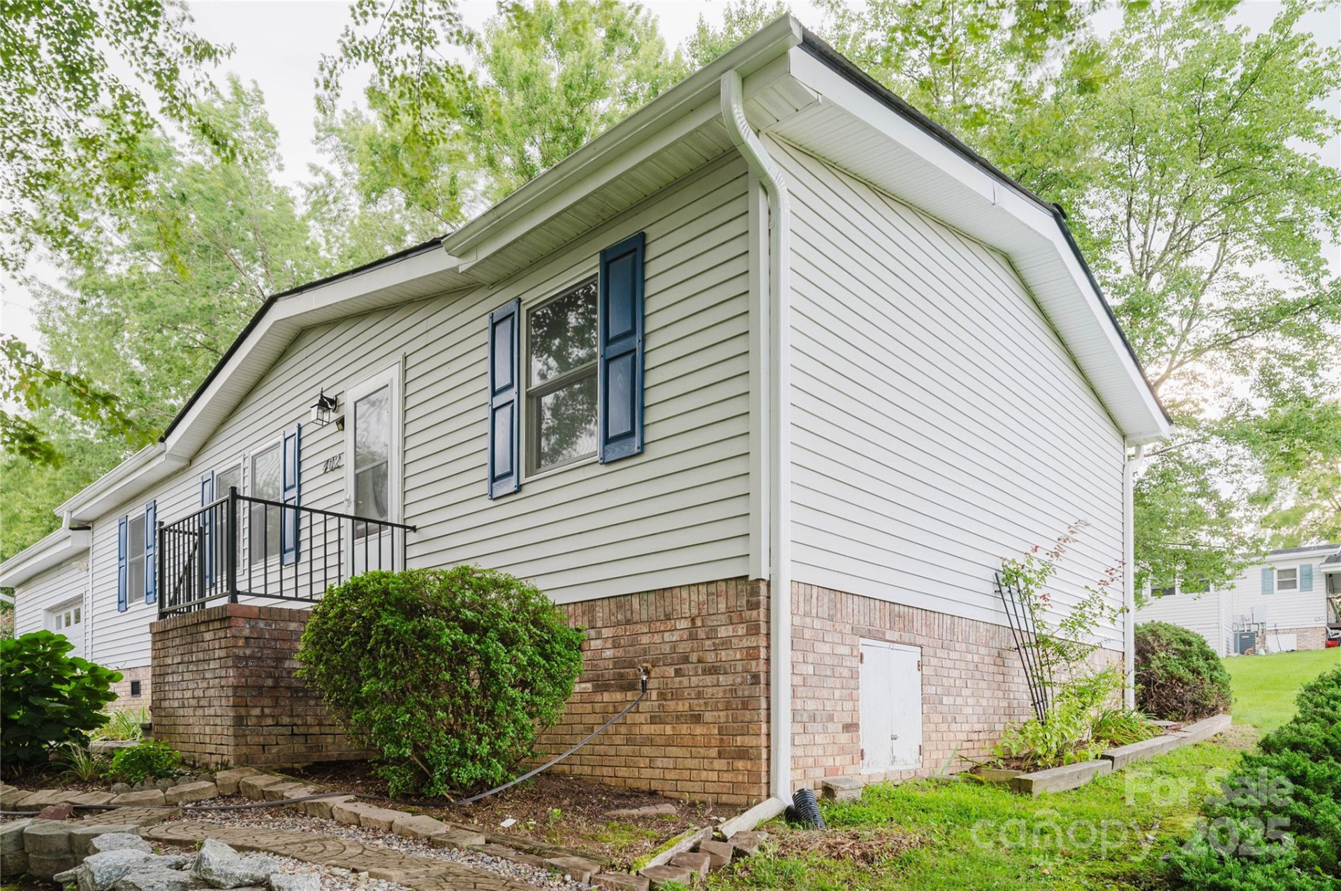 402 Deerfield Court - Photo 3
