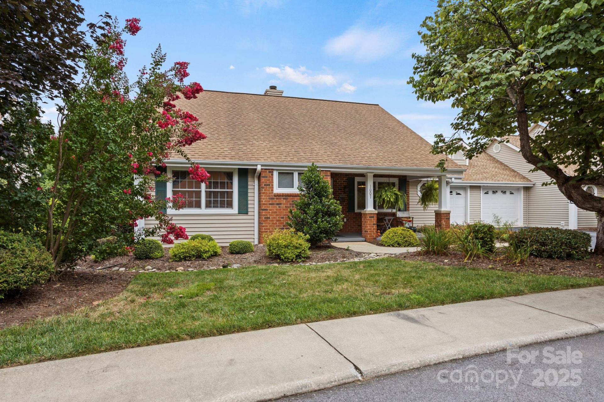 1007 Saddlebrook Drive - Photo 2