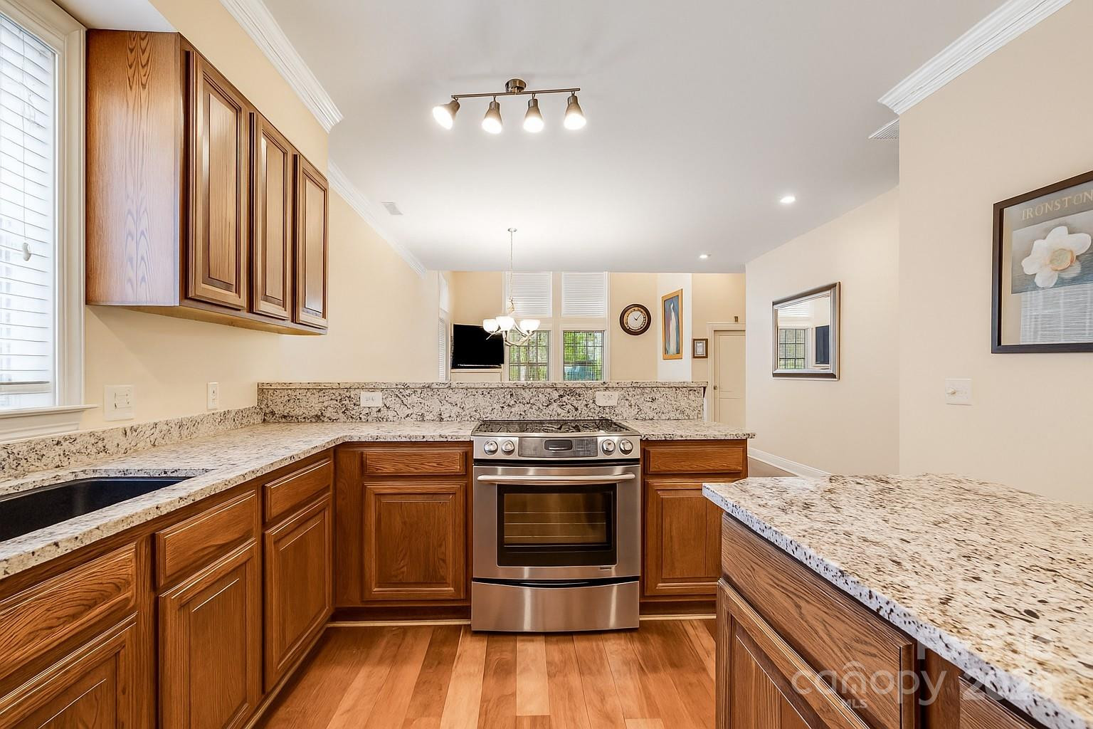 28 Trafalgar Circle - Photo 6