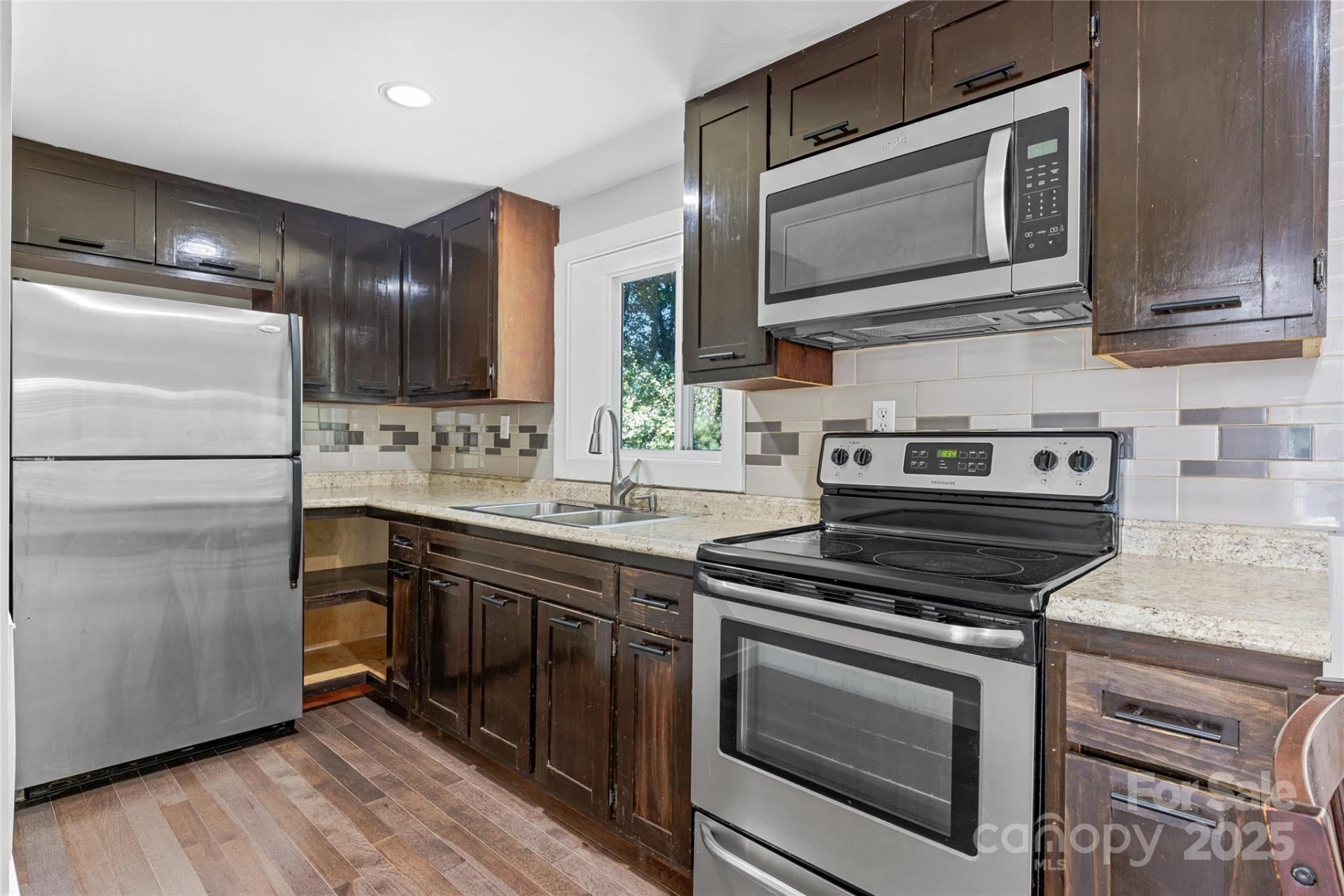 425 Lyndhurst Drive - Photo 3