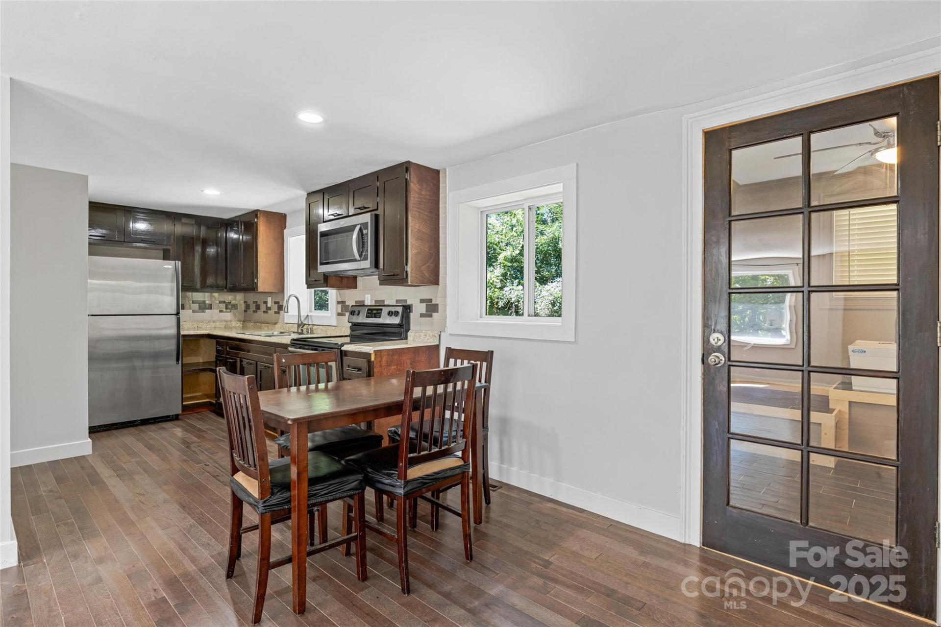 425 Lyndhurst Drive - Photo 4
