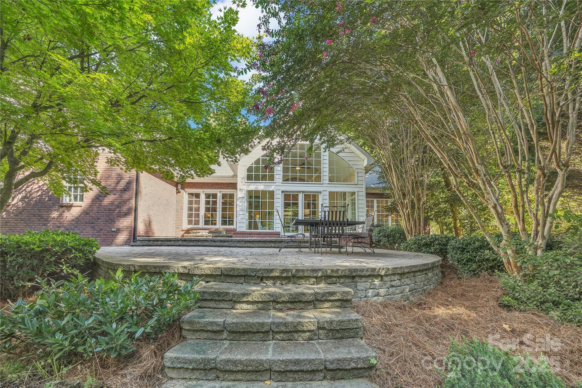 322 Glenview Drive - Photo 2