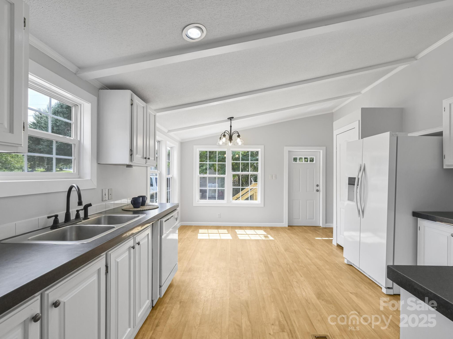 37 Motts Drive - Photo 2