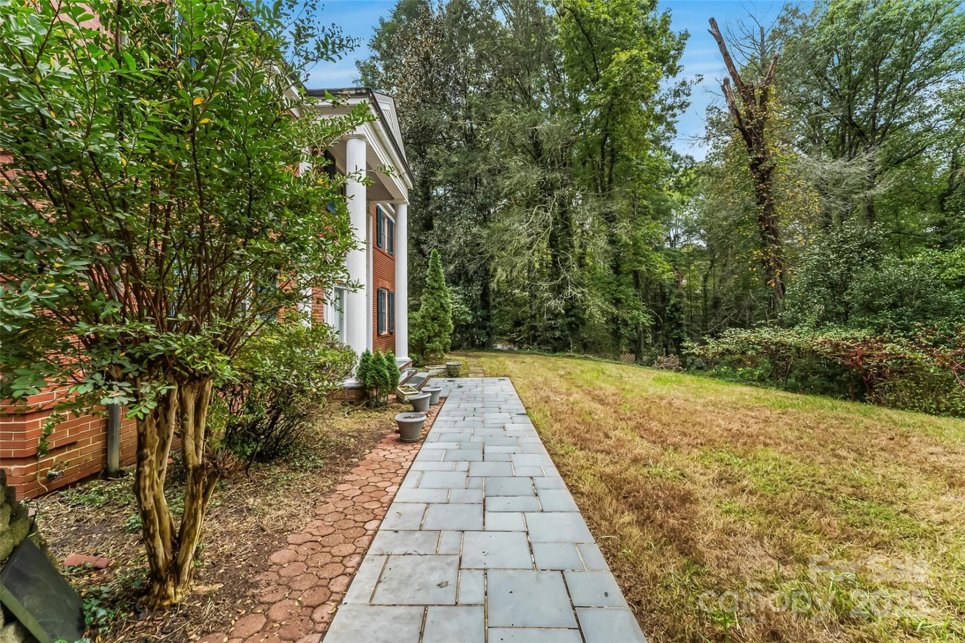 301 Louise Avenue - Photo 2