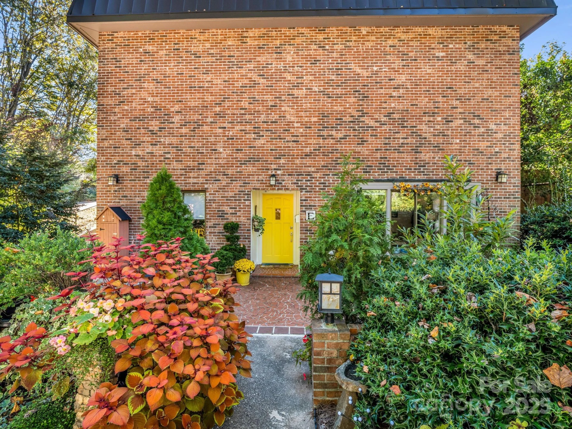 305 Grady Avenue - Photo 2