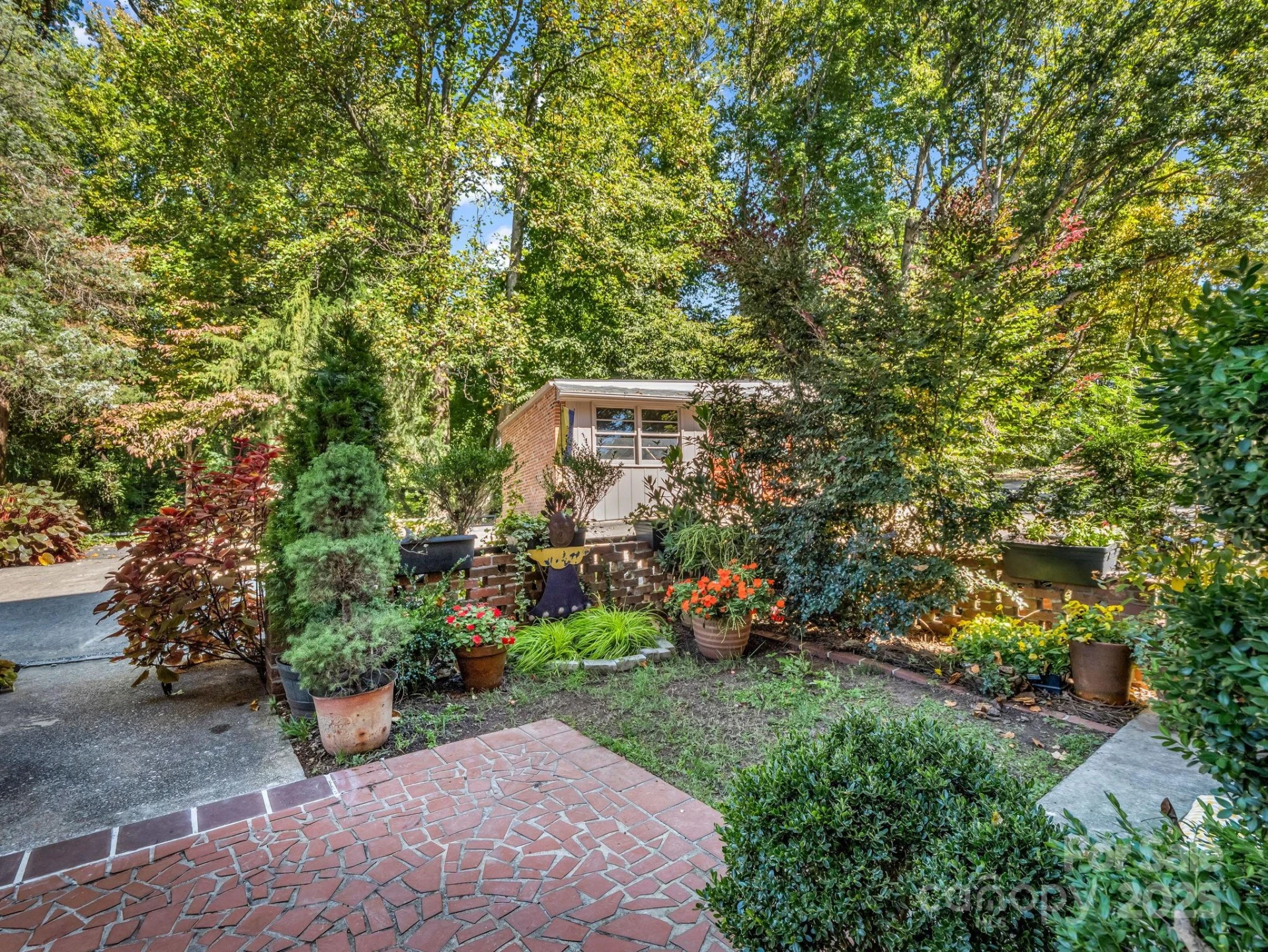 305 Grady Avenue - Photo 4
