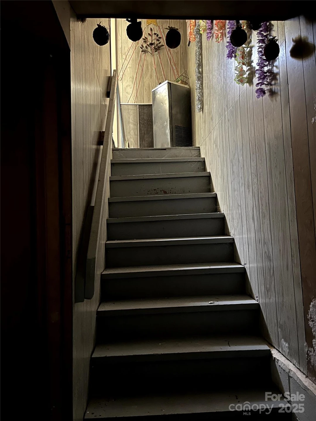 576 Deaverview Road - Photo 8