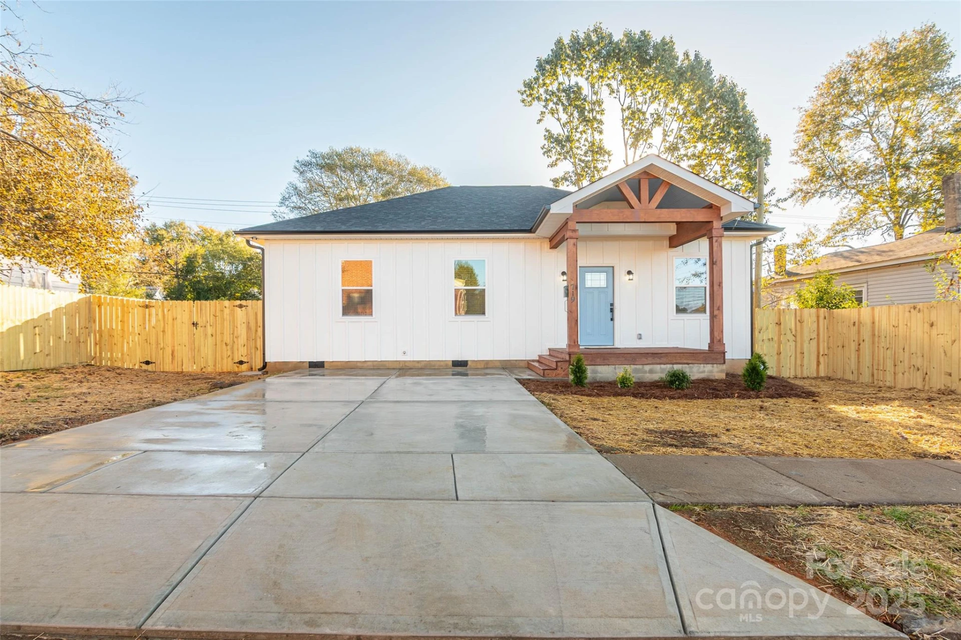 719 Smith Street - Photo 2