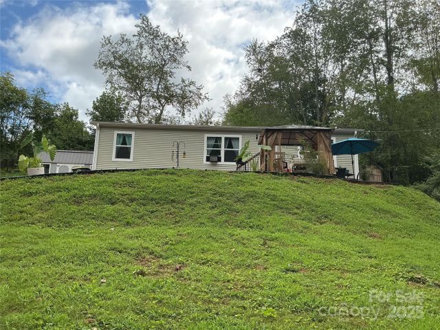 30 and 32 Skyland Circle