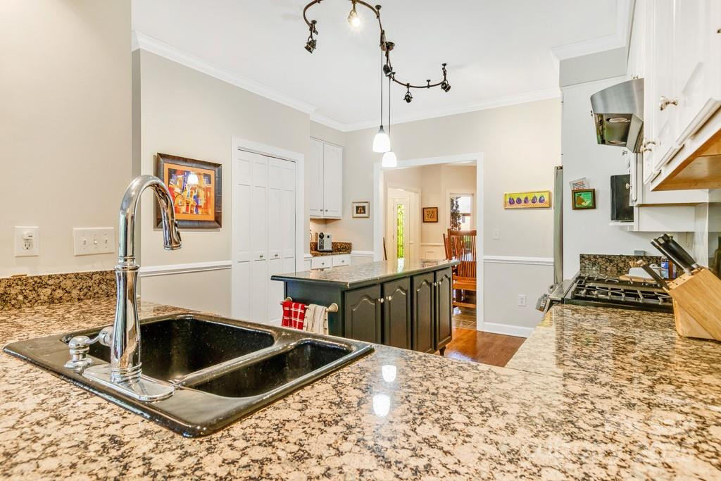 107 SUNNINGDALE Drive - Photo 12