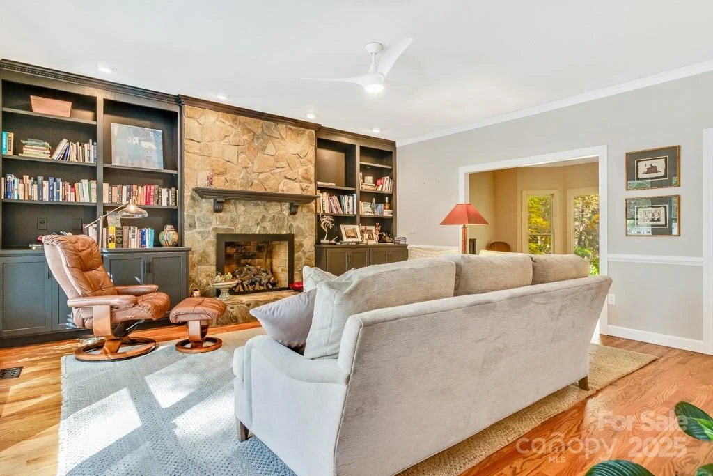 107 SUNNINGDALE Drive - Photo 3