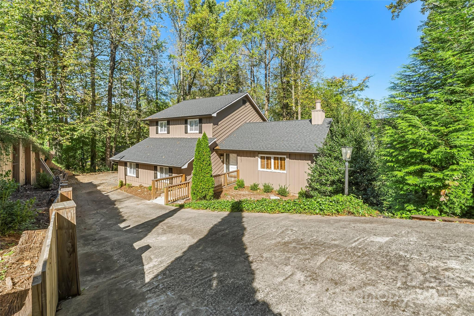 212 Riverside Drive - Photo 2