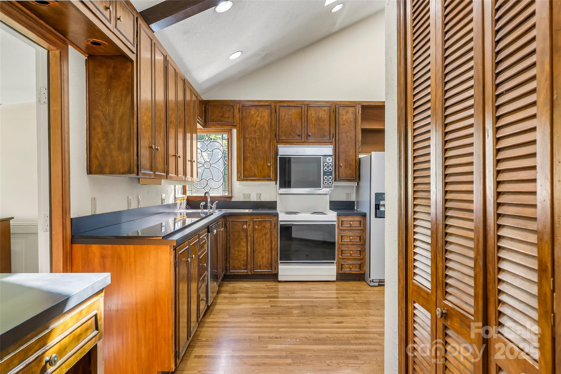 212 Riverside Drive - Photo 9