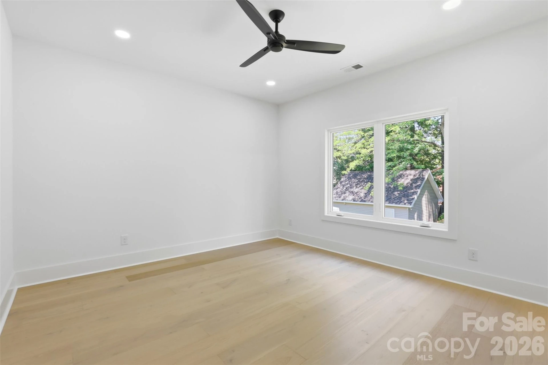 2649 Laburnum Avenue - Photo 32
