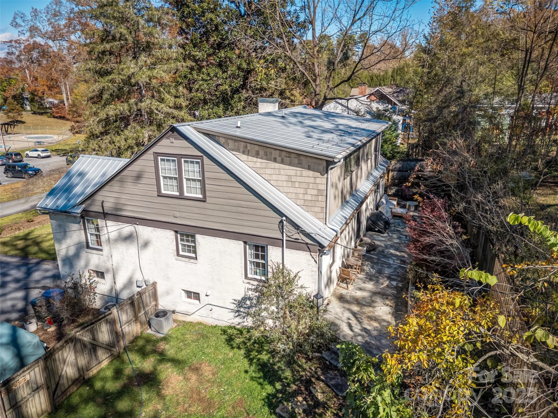 140 Lakeview Avenue - Photo 3